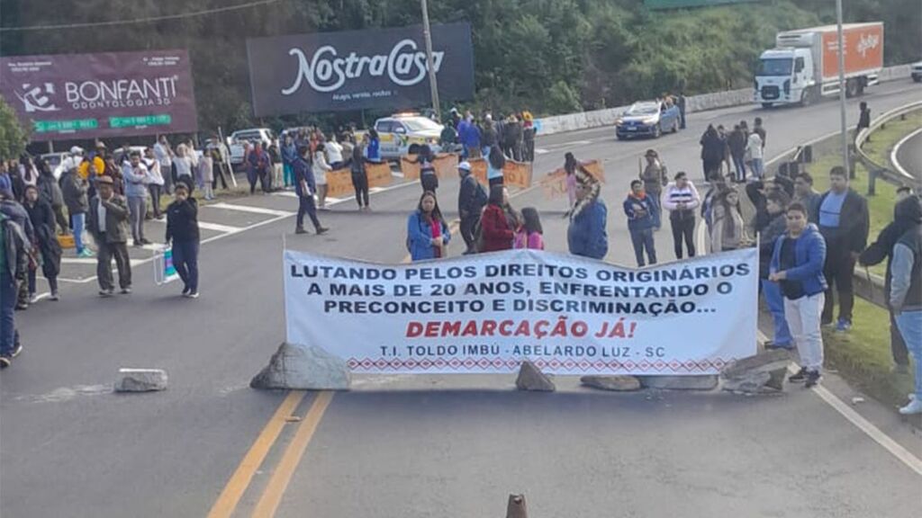 Indígenas bloqueiam parcialmente SC-480 em forma de protesto