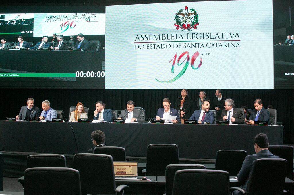 CCJ aprova audiência pública para debater plantio de pinus na Coxilha Rica
