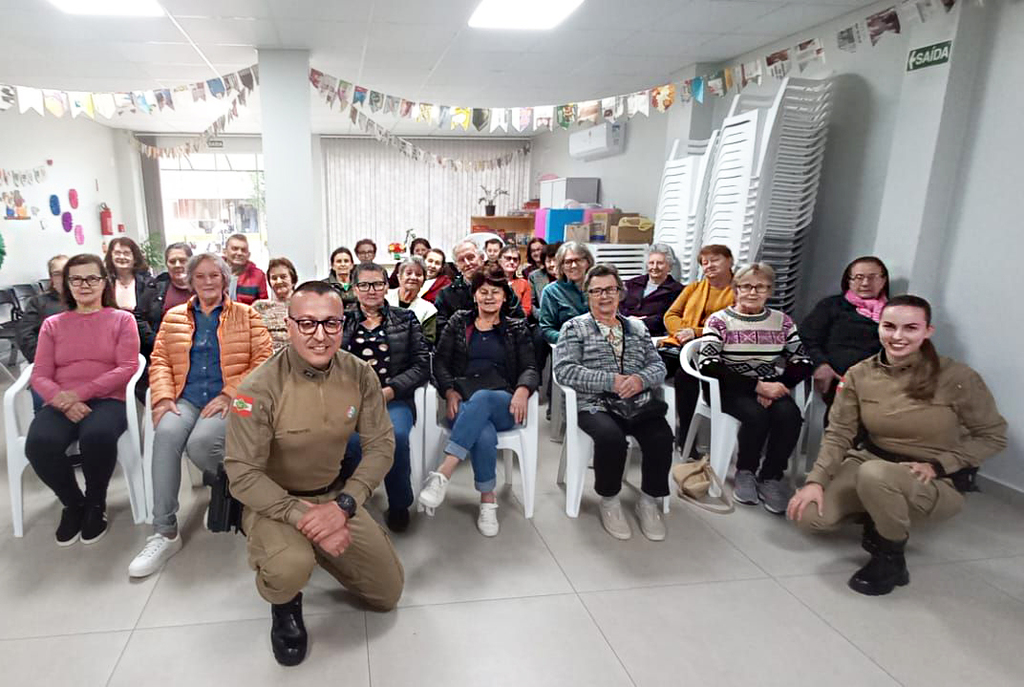  Policiais militares ministraram palestra sobre a Segurança da Pessoa Idosa em Ouro