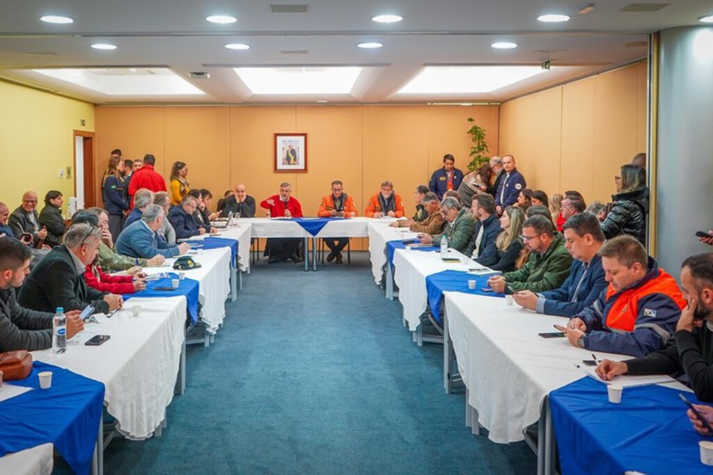 Ministros Paulo Pimenta (Reconstrução RS) e Waldez Góes (Desenvolvimento Regional) em reunião co - 