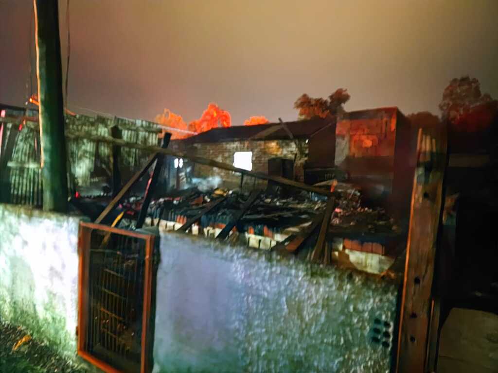 BOMBEIROS COMBATEM INCÊNDIO A RESIDÊNCIA EM PRAIA GRANDE