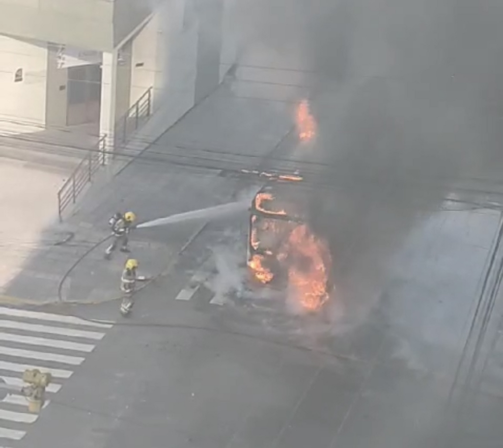 VÍDEO: Ônibus é destruído por incêndio provocado por problema elétrico em Santa Maria
