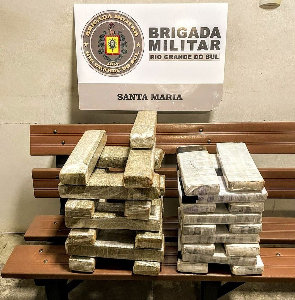 Foto: Brigada Militar (Divulgação) - Droga acondicionada em 33 pacotes foi abandonada pelos traficantes na Rua Rio Grande do Norte na noite de sábado