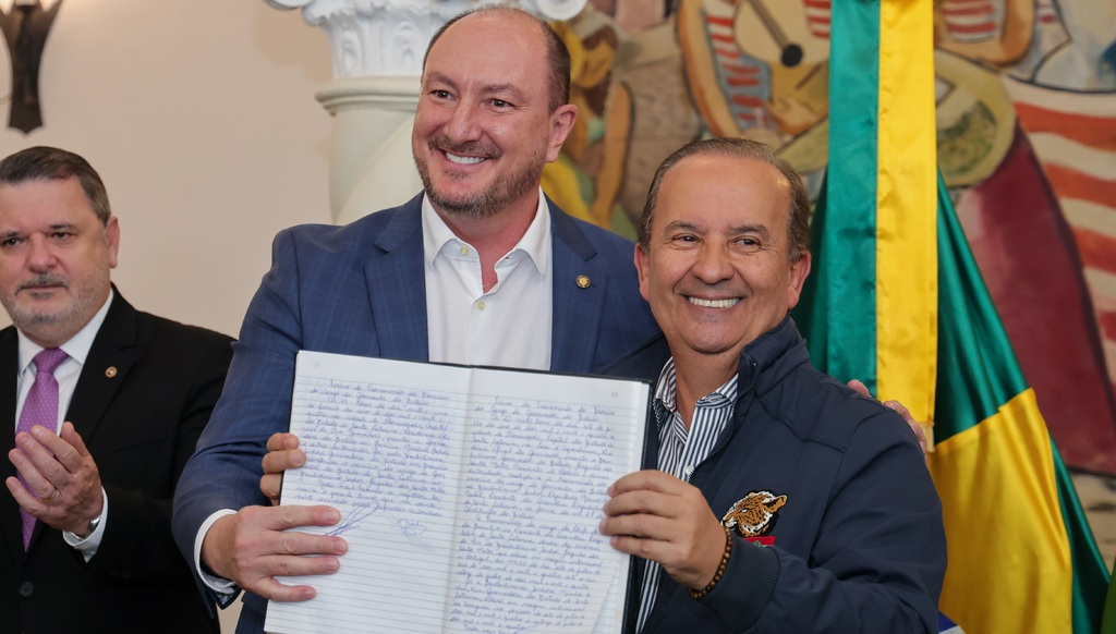 Jorginho Mello transmite cargo de governador do Estado para o presidente da Alesc, Mauro de Nadal