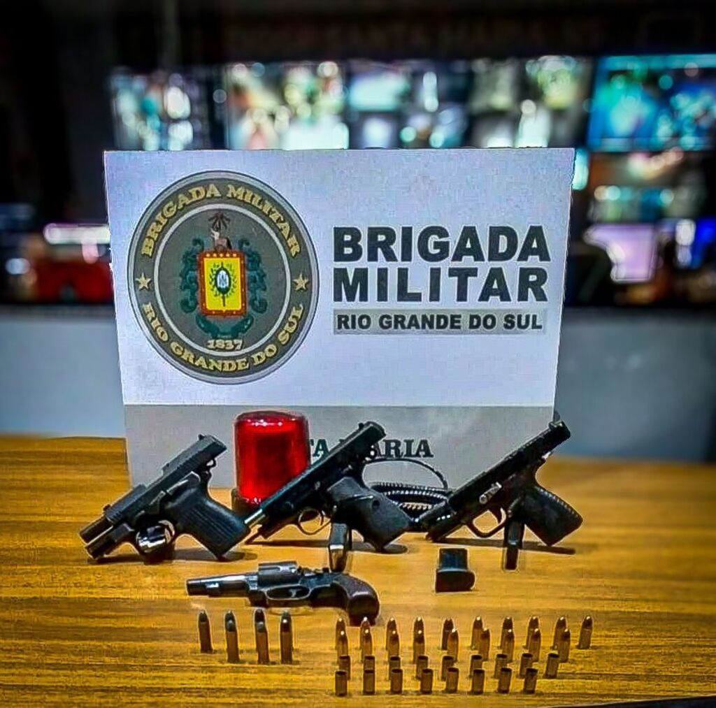 Jovens são presos com pistolas e diversas munições em veículo que trafegava na contramão em Santa Maria