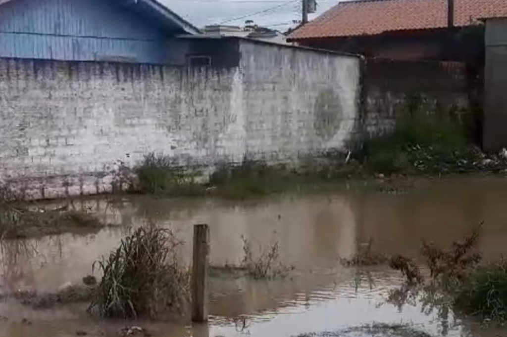 Moradora de Nova Brasília filma rua alagada após chuvas do final de semana; vídeo