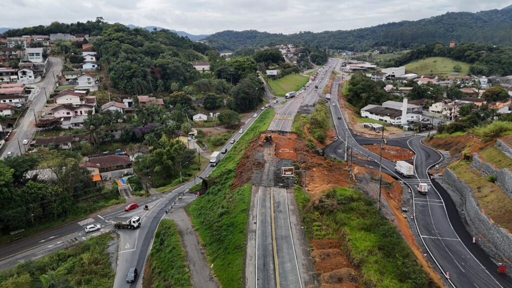 Obra que vai “arrancar” túnel na BR-470 em Blumenau avança e muda cara da rodovia