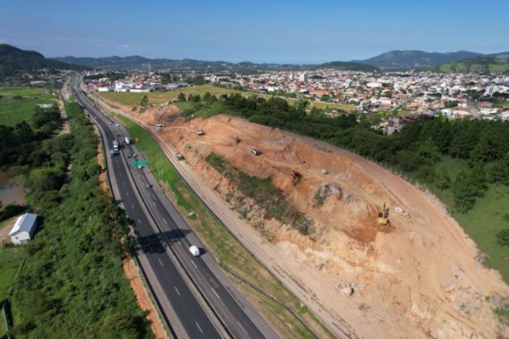 Trânsito sofrerá alteração com detonação de rochas na BR-101