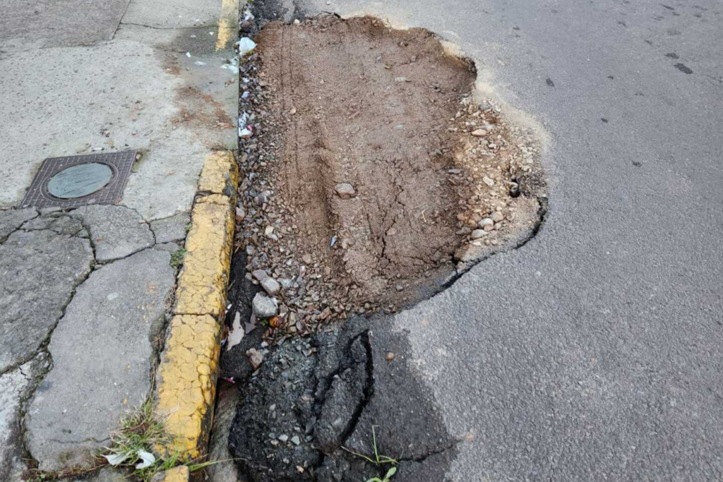 Moradores de área central de Santa Maria relatam buracos em calçada e no asfalto; prefeitura e Corsan explicam a situação