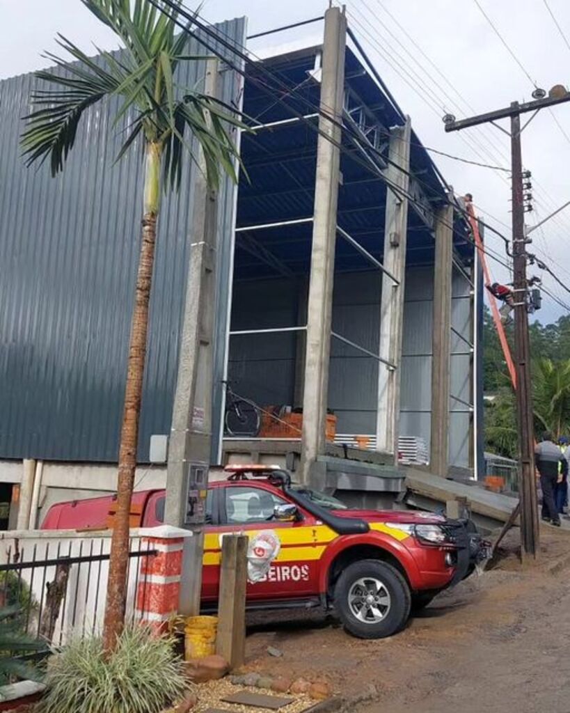 DOIS MASCULINOS GANHAM CHOQUE ELETRÔNICO EM OBRA NA RUA LEOPOLDO METZNER, SALTO DO NORTE