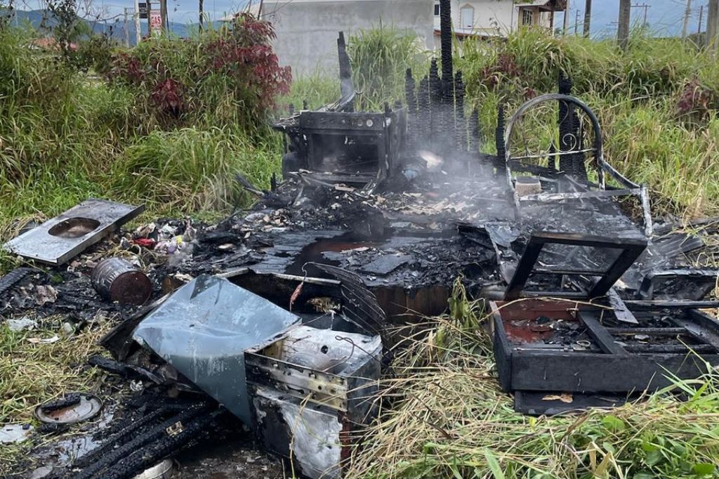  - Incêndio consome casa em Imbituba - Foto: divulgação
