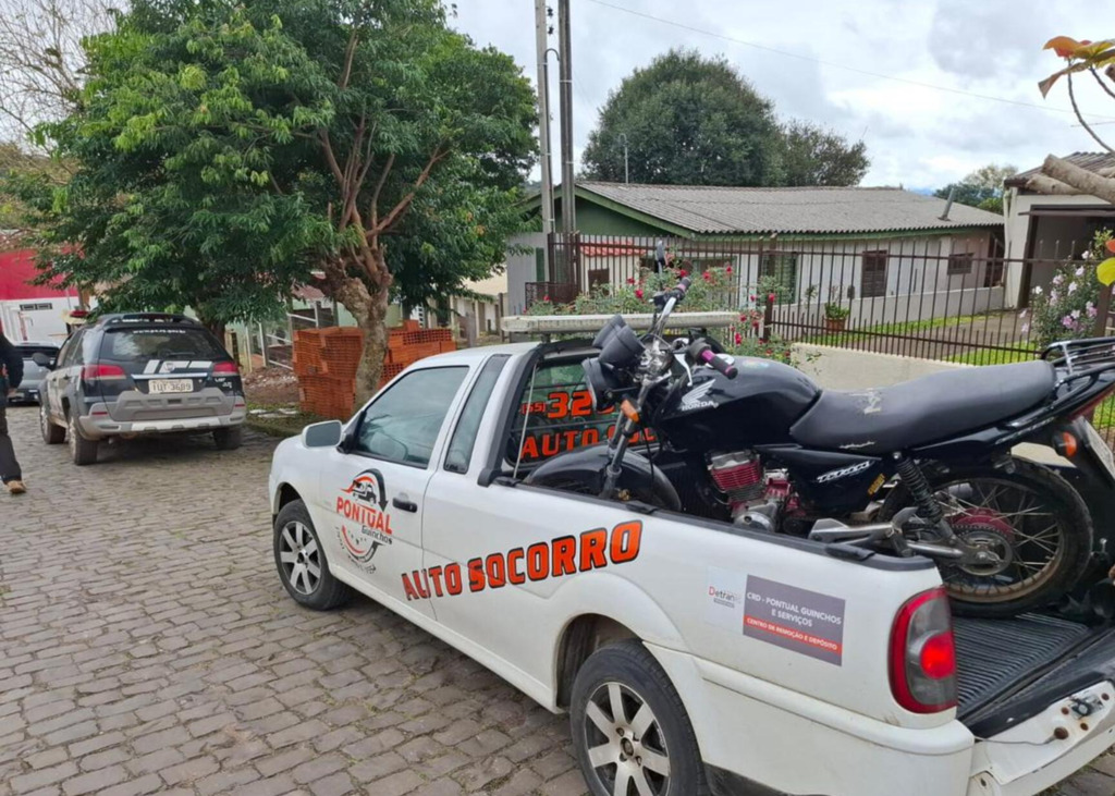 Polícia Civil prende jovens por tráfico e apreende moto utilizada para entregar drogas entre Restinga Sêca e Paraíso do Sul