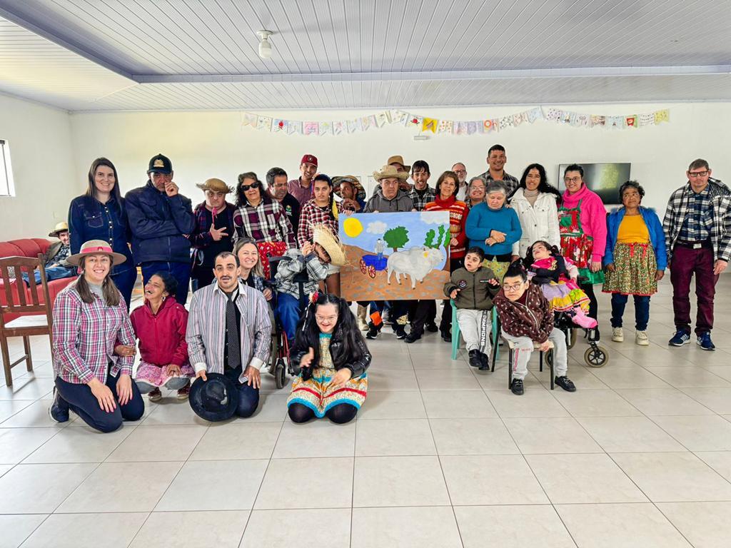 ALUNOS DA APAE DE SÃO JOÃO DO SUL REALIZAM PINTURAS  RETRATANDO OS CARROS DE BOI