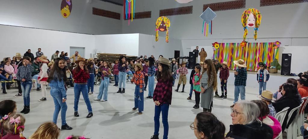 FESTA JULINA DA REDE MUNICIPAL DE EDUCAÇÃO DE SÃO JOÃO DO SUL ATRAI GRANDE PÚBLICO