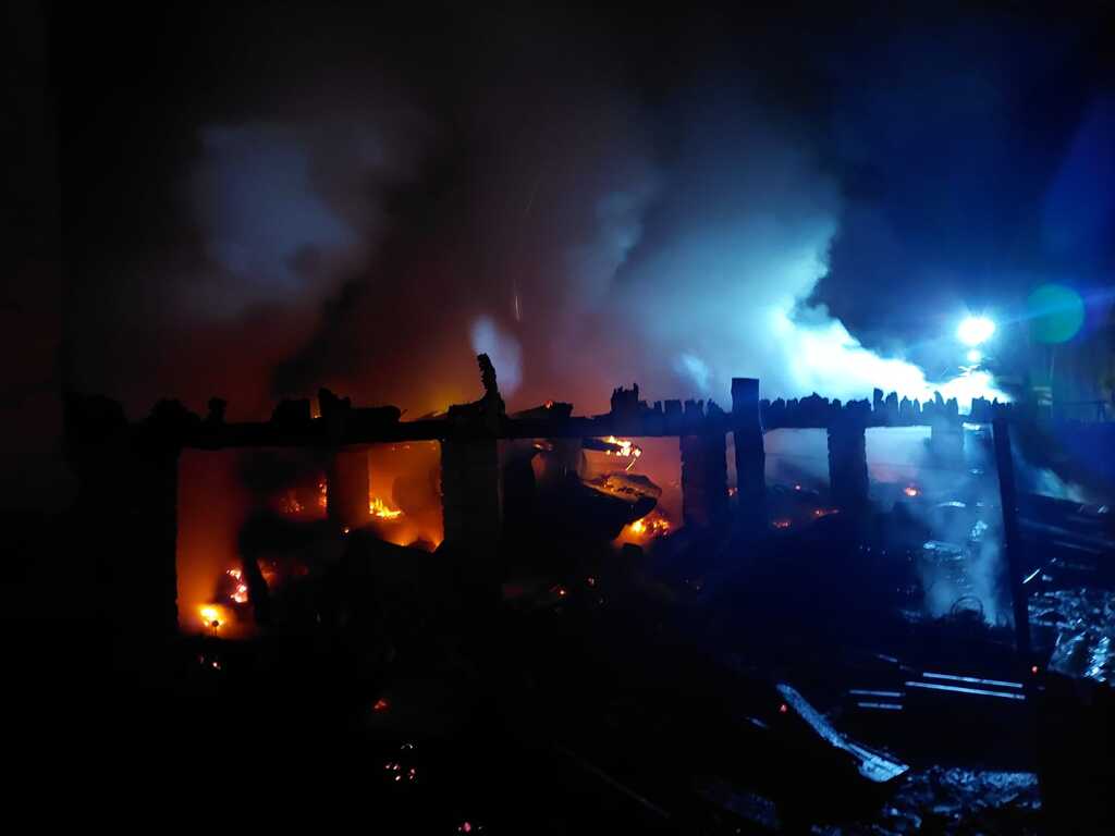 Casa de madeira é completamente destruída por incêndio em cidade da região