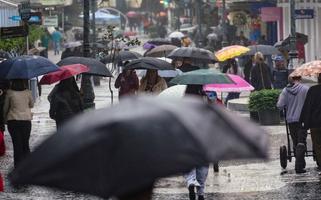 Previsão da Defesa Civil indica chuva volumosa, risco de inundações e frio intenso em Santa Catarina