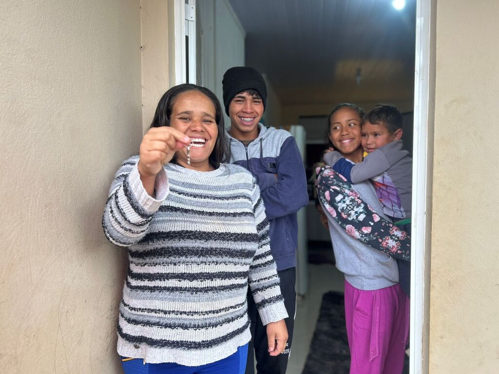 Secretária da Assistência Social visita famílias que receberam casas do Estado em Campo Erê