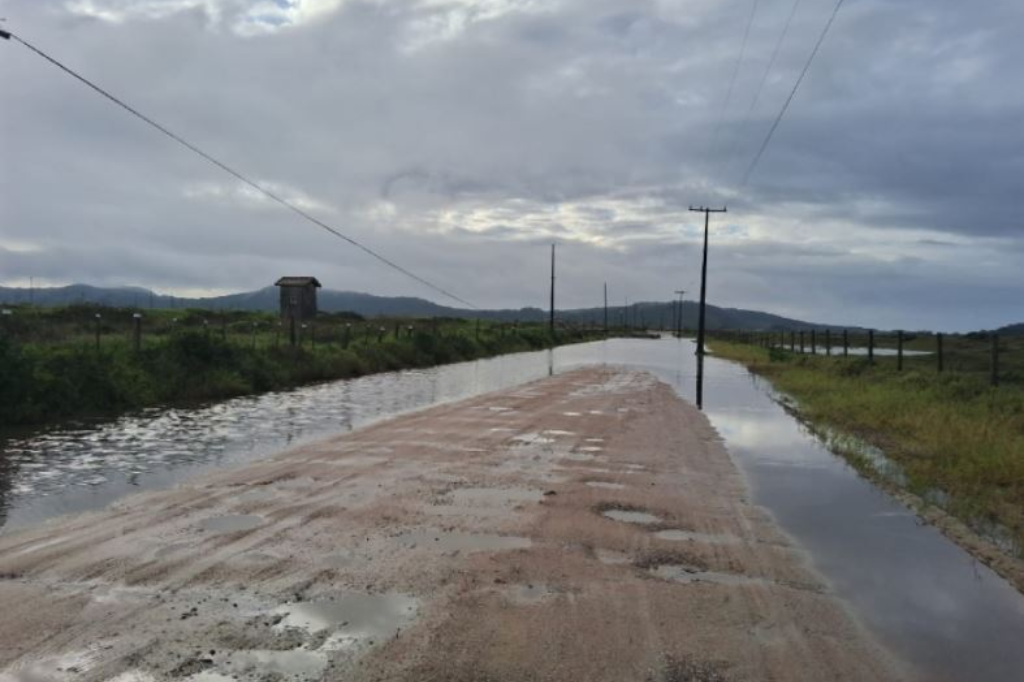 Com estrada intransitável, ônibus deixa de circular em bairro de Laguna