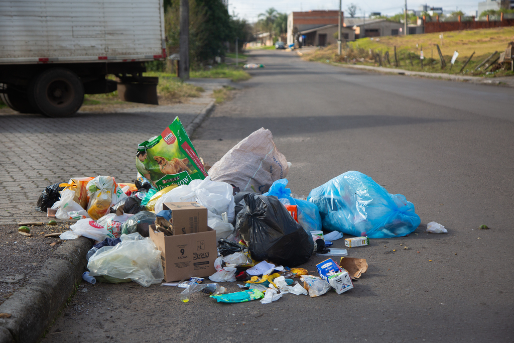 Coleta de lixo é afetada após protesto de moradores em estrada próxima ao aterro sanitário