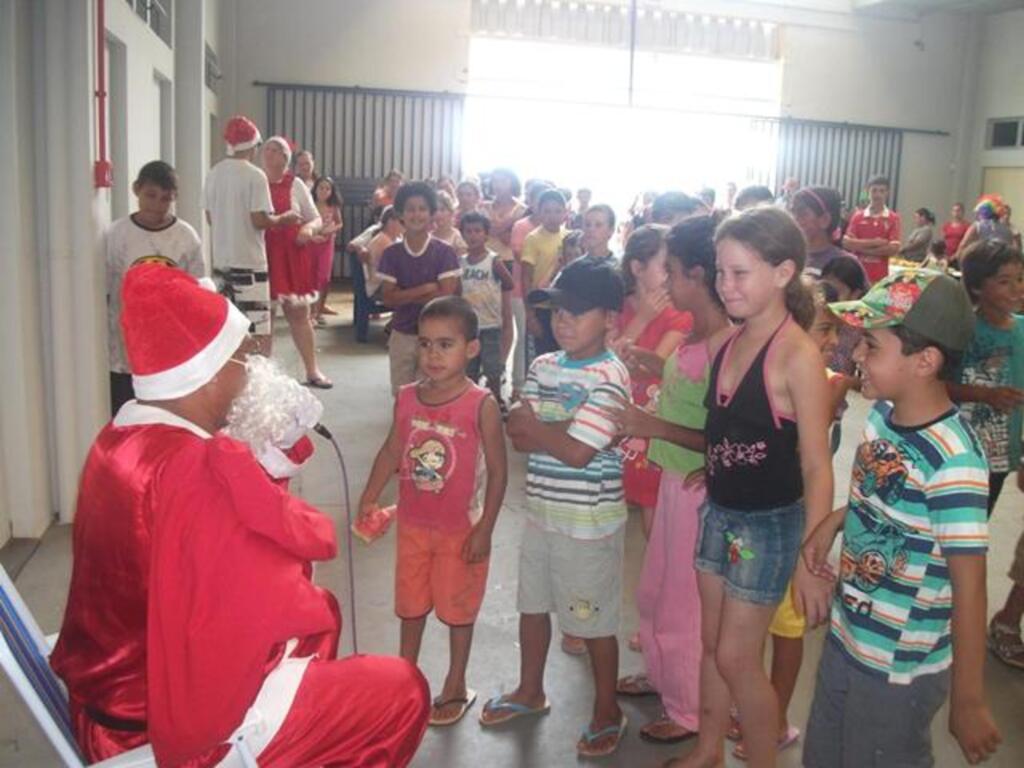 Comunidade carente celebra Natal solidário