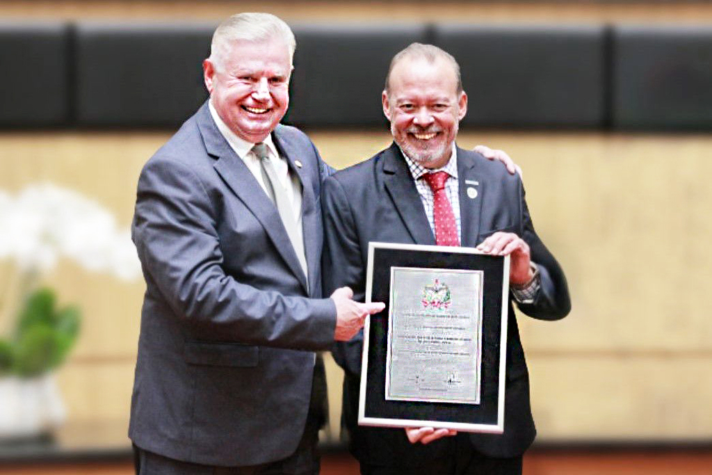 Deputado Berlanda homenageia ADVB/SC na Alesc pelos seus 40 anos