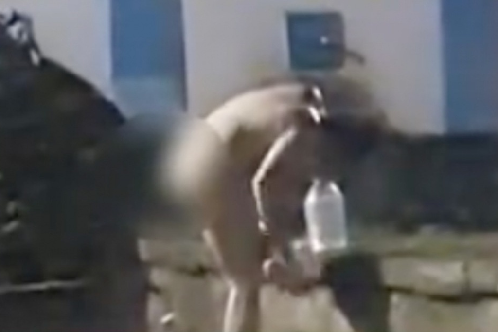 (Imagem em circulação) - Homem é flagrado tomando banho em fonte no centro histórico de Laguna