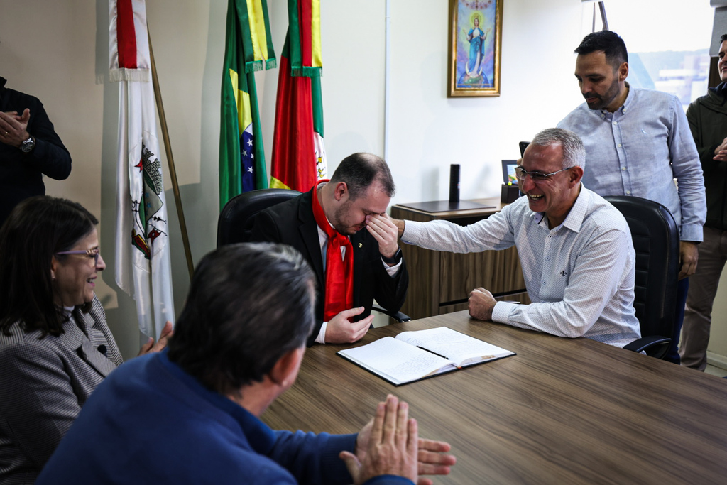 Vereador Pablo Pacheco não contém as lágrimas ao assumir como prefeito e o retorno de Serginho