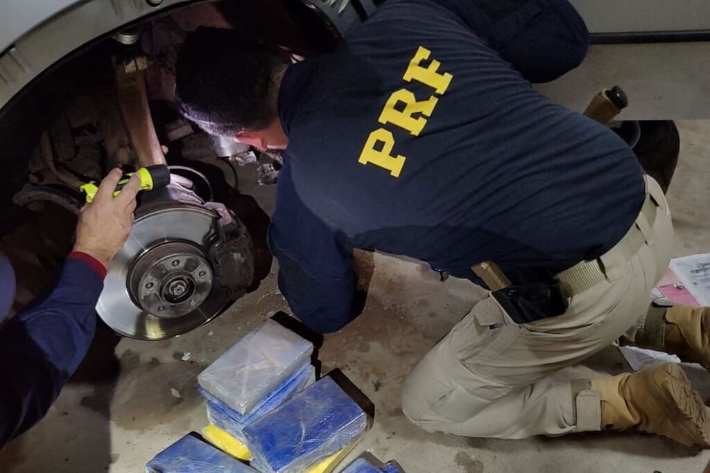Foto: Polícia Rodoviária Federal - Drogas estava escondida em diversos compartimentos do automóvel