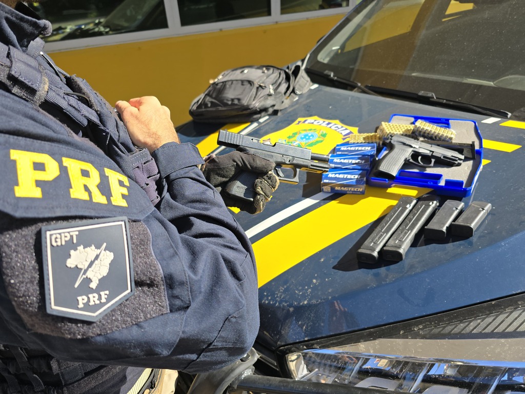 PRF apreende armas, carregadores e munições com adolescente dentro de ônibus em Santa Maria