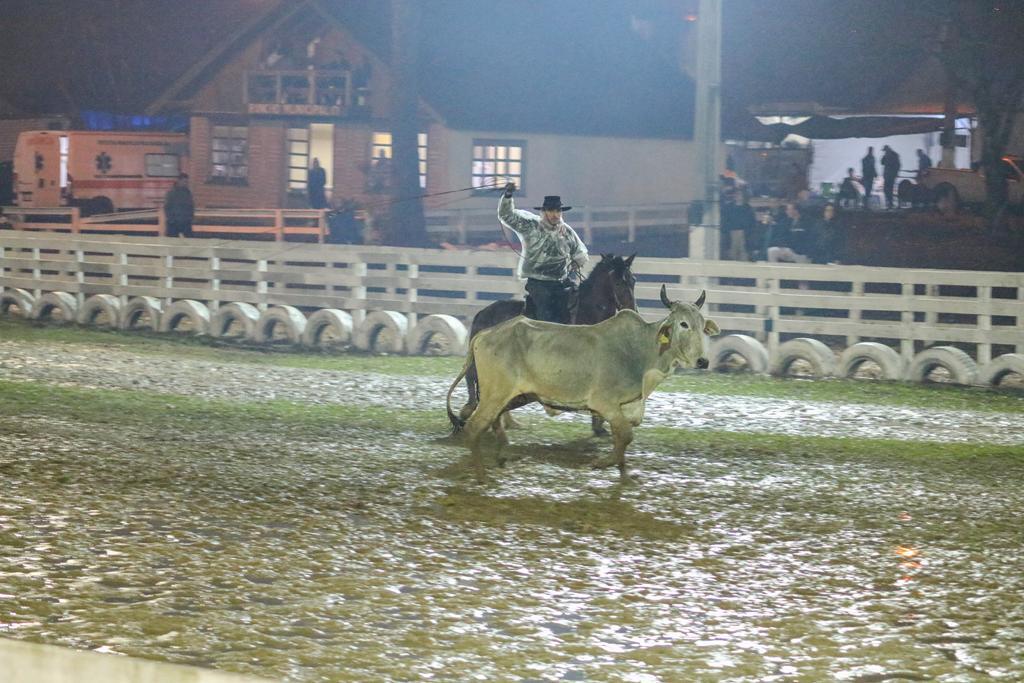 CTG PORTEIRA DO FAXINAL REÚNE PEÕES E PRENDAS NO RODEIO CRIOULO NACIONAL E INTERNACIONAL DE PRAIA GRANDE
