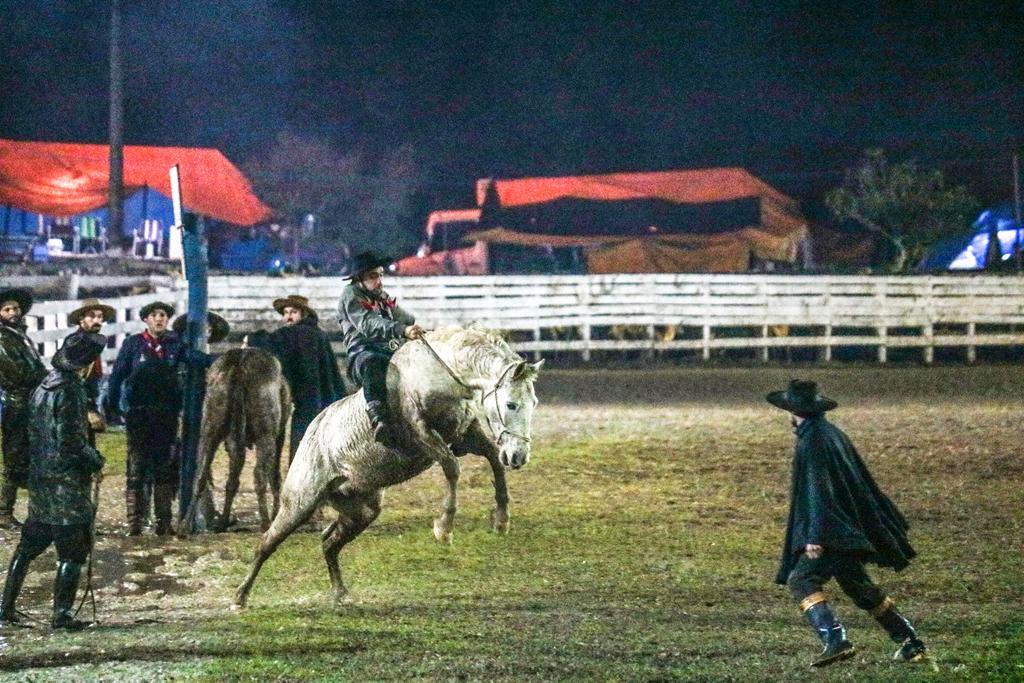 CTG PORTEIRA DO FAXINAL REÚNE PEÕES E PRENDAS NO RODEIO CRIOULO NACIONAL E INTERNACIONAL DE PRAIA GRANDE