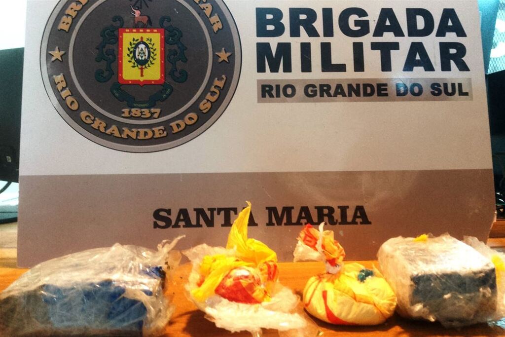 Foto: Brigada Militar - Drogas estavam embaladas e prontas para serem arremessadas para dentro do PRSM