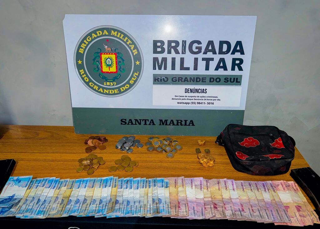 Foto: Brigada Militar - Drogas e dinheiro foram apreendidos com o homem