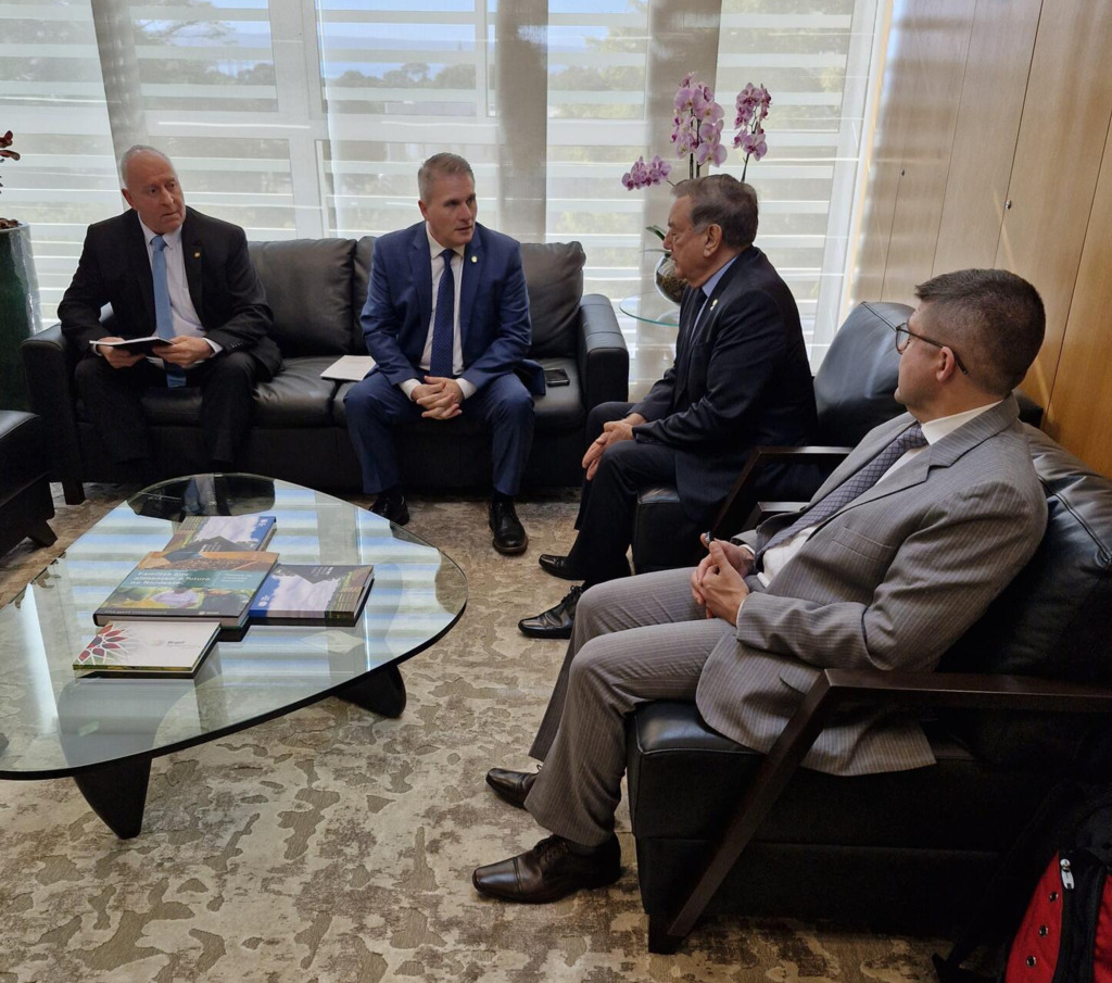 EM BRASÍLIA DEPUTADO OSCAR ENTREGA RELATÓRIO DAS AUDIÊNCIAS PÚBLICAS SOBRE TRÁFEGO DE MÁQUINAS AGRÍCOLAS EM RODOVIAS