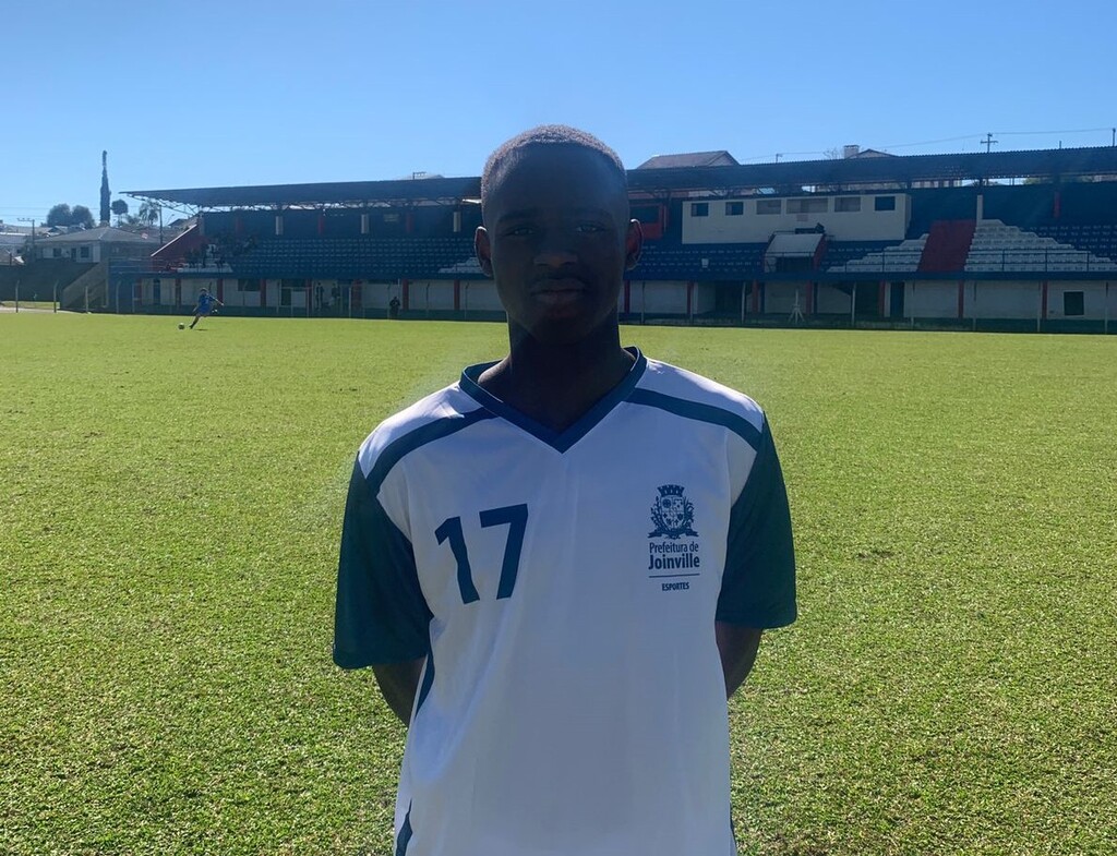 Histórias dos Joguinhos Abertos de Santa Catarina: atleta haitiano disputa competição de futebol de campo por Joinville