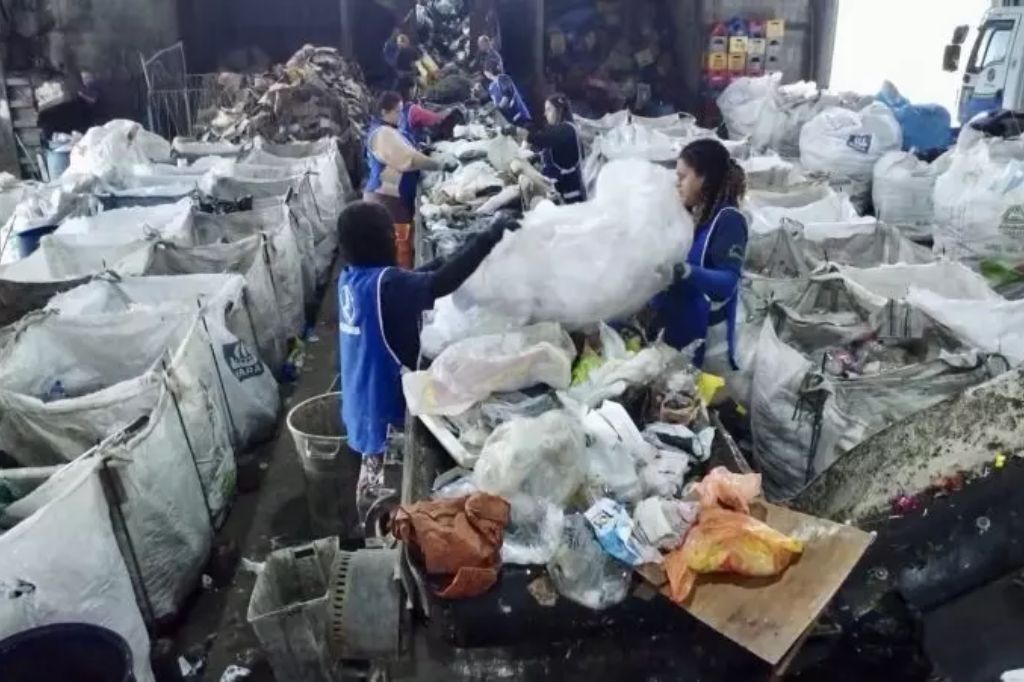  - Lixo reciclado pela empresa deixa de ir pro aterro sanitário, além de evitar poluição – Foto: Vitor Miranda