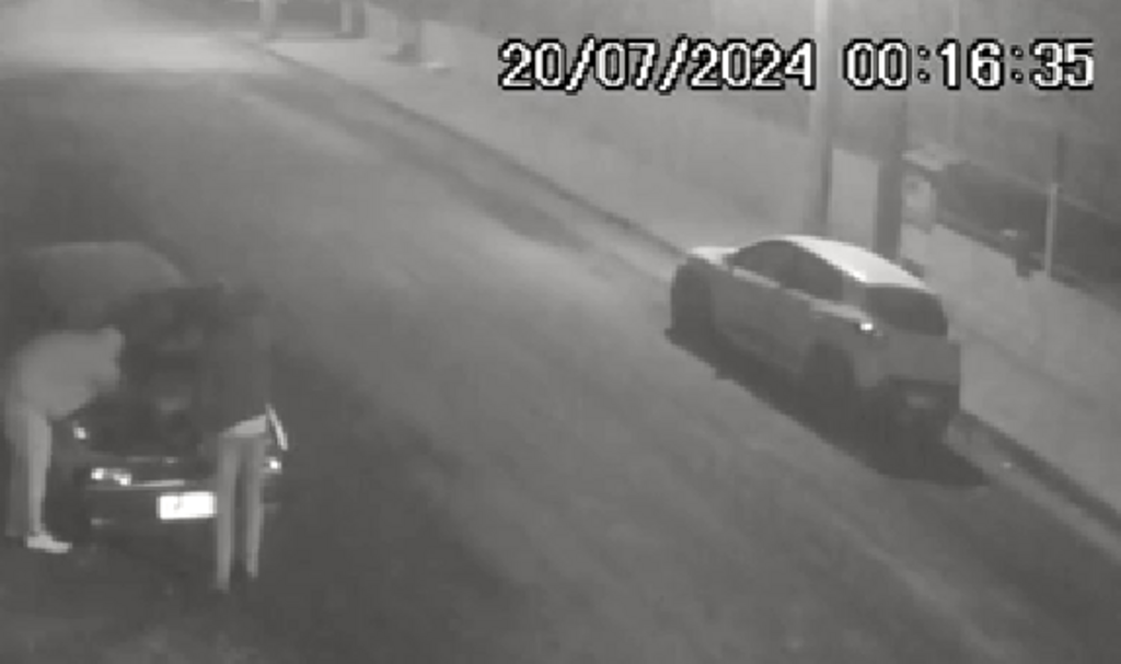 VÍDEO: dupla arromba e furta bateria de carro estacionado na Vila Santos, em Santa Maria