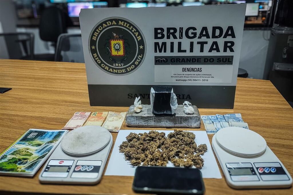 Foto: Brigada Militar - Porções de maconha, balanças de precisão, anotações do tráfico e dinheiro foram apreendidos com a mulher