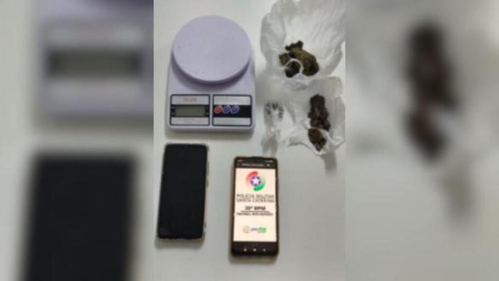 Jovem no Oeste catarinense é preso após oferecer maconha a policiais durante abordagem