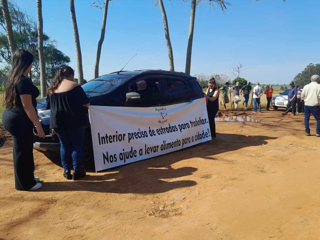 Moradores de distritos protestam por melhorias nas estradas