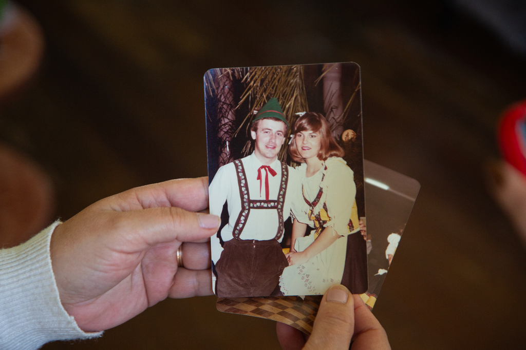 Foto: Beto Albert - O casal preserva nas fotos os tempos de apresentação no grupo folclórico Immer Lusting, que ajudaram a fundar em 1984