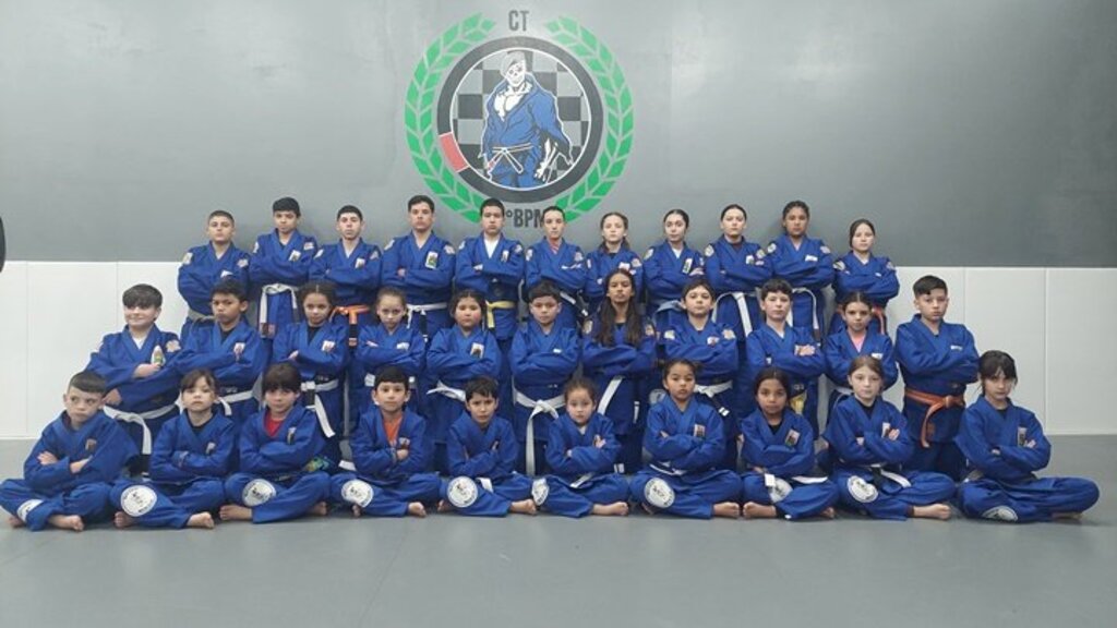 Alunos do Projeto Black Belt ganham kimonos em Lages