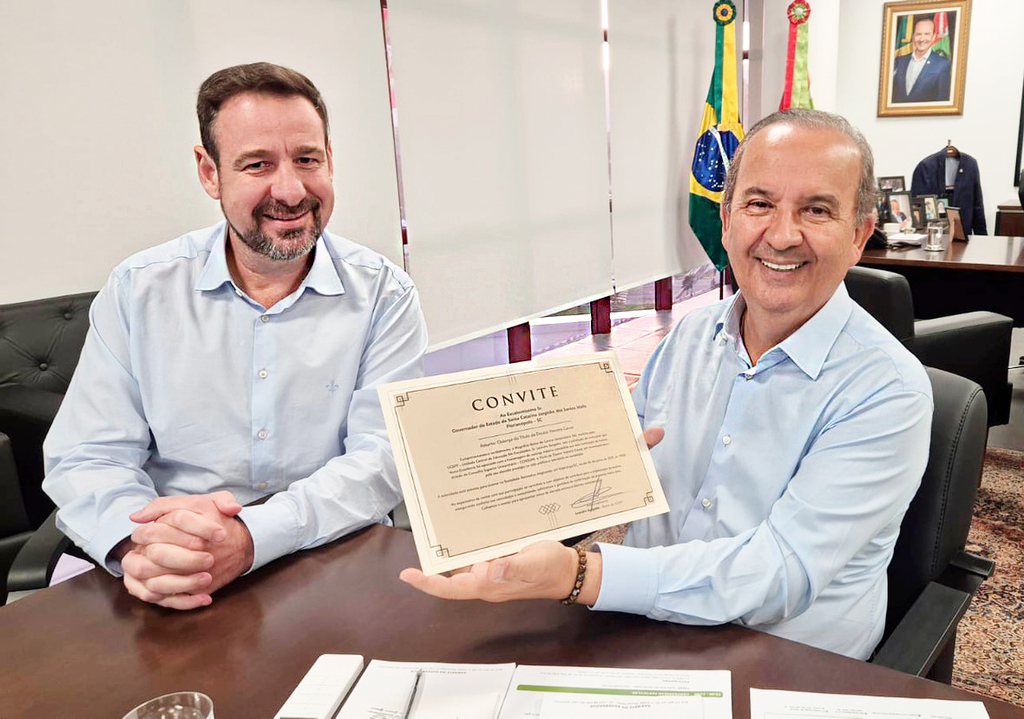 (Crédito: Divulgação) - Convite da homenagem entregue ao Governador pelo conselheiro da AMPESC e Reitor da UCEFF Leandro Sorgatto.