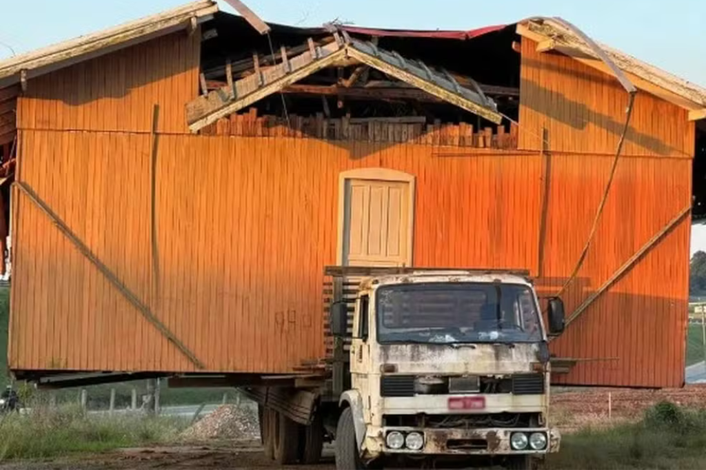 (Imagem divulgação PMRv) - “Se contar ninguém acredita”; casa inteira é transportada na carroceria de caminhão sem autorização