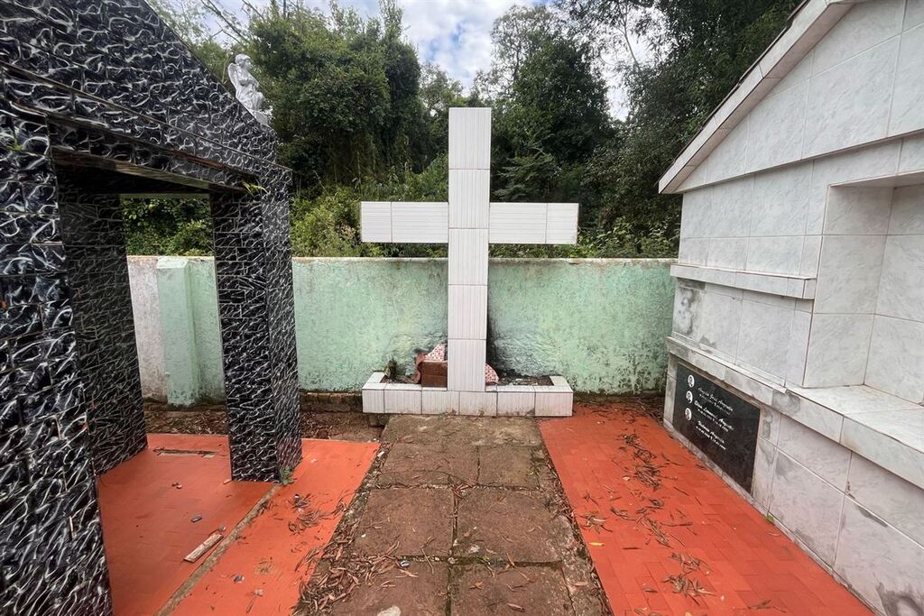 Foto: Rafael Menezes (DB, 12/02/2024) - Zilda foi torturada, amarrada e morta na cruz mestre do cemitério de Colônia Faria