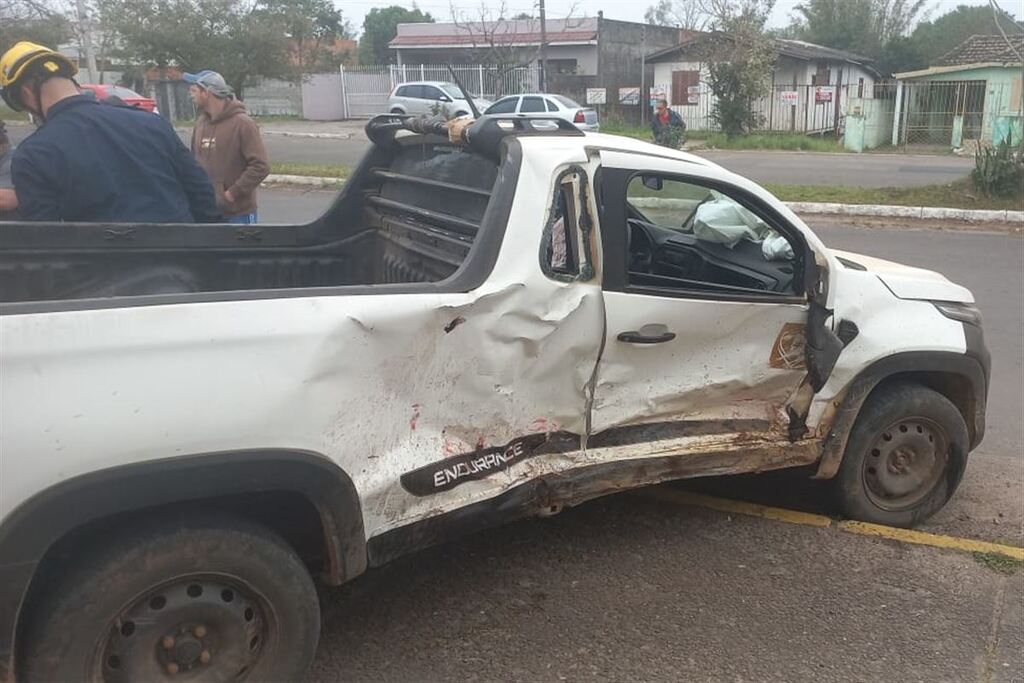 Galeria de imagens: Motorista da Fiat Strada da prefeitura de São Martinho da Serra, foi levado por uma ambulância do Corpo de Bombeiros à Unidade de Pronto Atendimento (UPA)