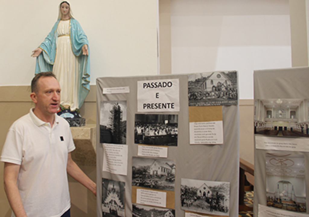  - Padre José destaca a exposição de fotos históricas, que está disponível na Igreja Matriz
