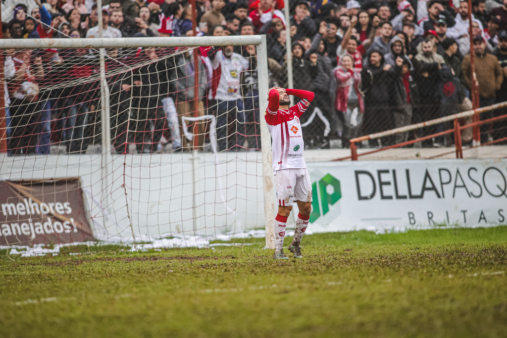 Foto: Patrício de Freitas (Especial) - Michel, de pênalti, marcou o único gol da partida do Inter-SM.