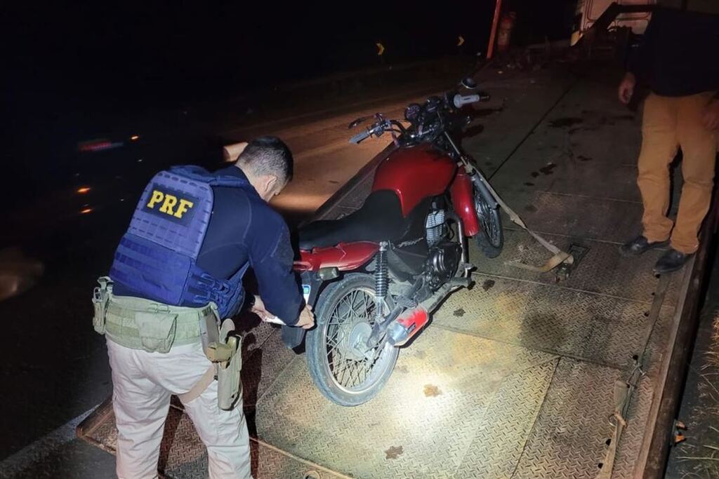 Foto: Polícia Rodoviária Federal (PRF) - Motocicleta foi apreendida e encaminhada ao depósito