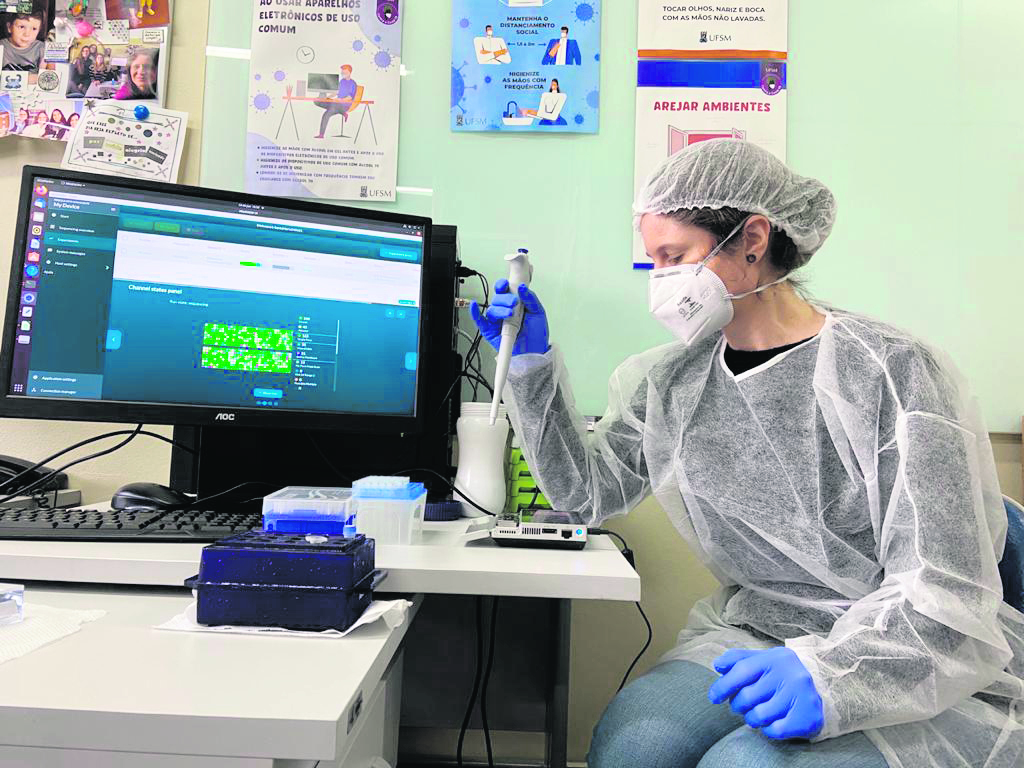 Foto: Thaís y Castro - Priscila na sala de um laboratório no Centro de Ciências da Saúde, que possui uma cabine de segurança biológica adequada para trabalhar com amostras clínicas positivas para SARS-CoV-2. No registro, ela aparece fazendo um dos primeiros sequenciamentos. Essa parte que não envolve risco biológico, então, era realizada na sala que ela ocupava como professora, em 2021 .